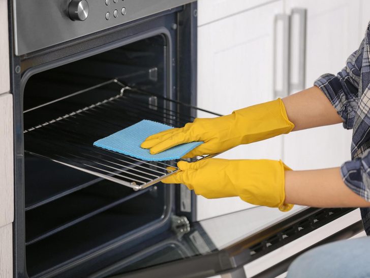 Как быстро почистить духовку