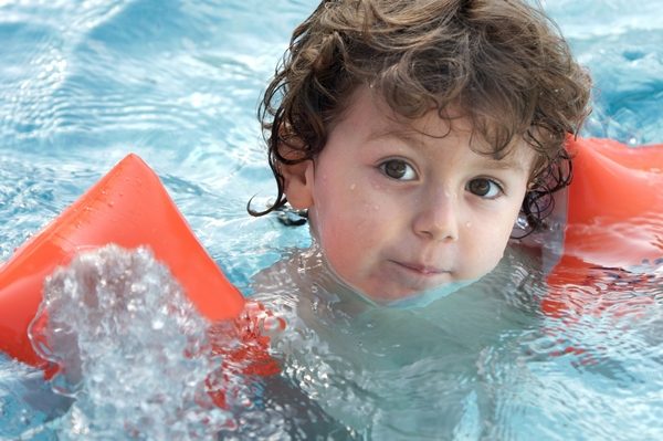 5 правил, как научить ребенка плавать