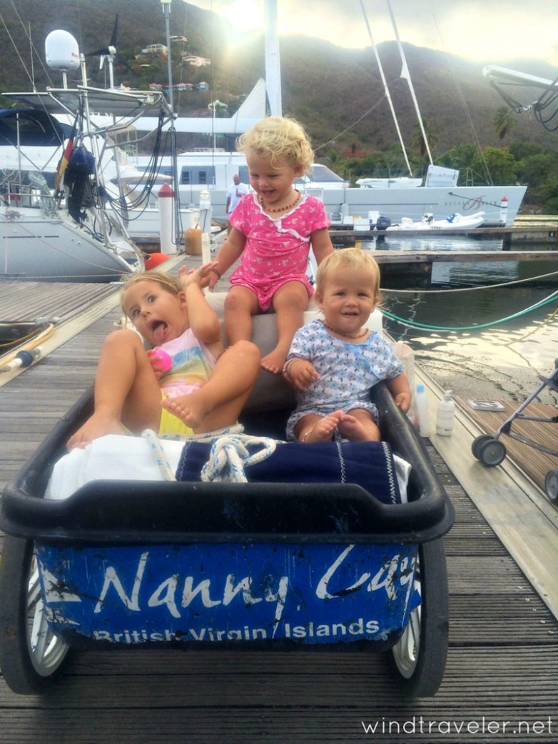 Трое маленьких детей на паруснике в Карибском море
