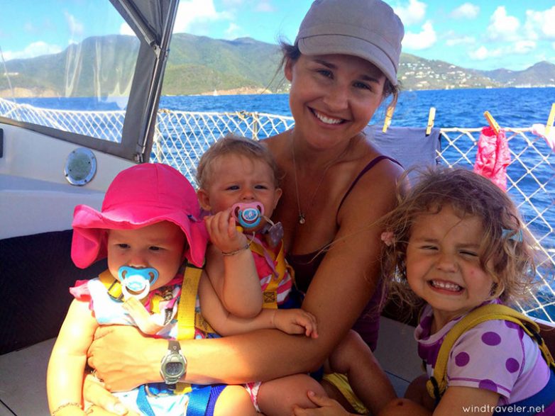 Трое маленьких детей на паруснике в Карибском море