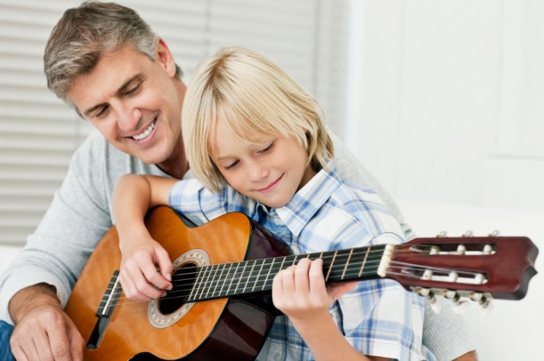 Гитара для ребенка младшего школьного возраста