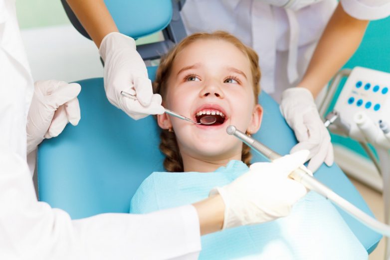 Молочные зубы: лечить, или не лечить?