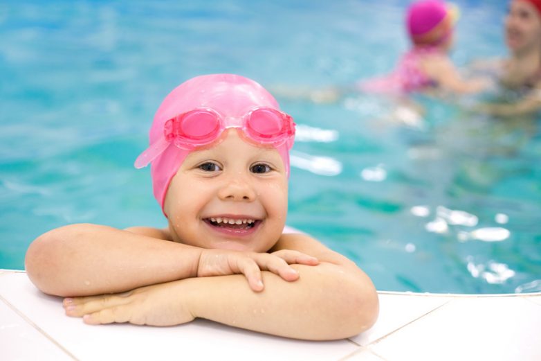 Как правильно обучить малыша плавать?