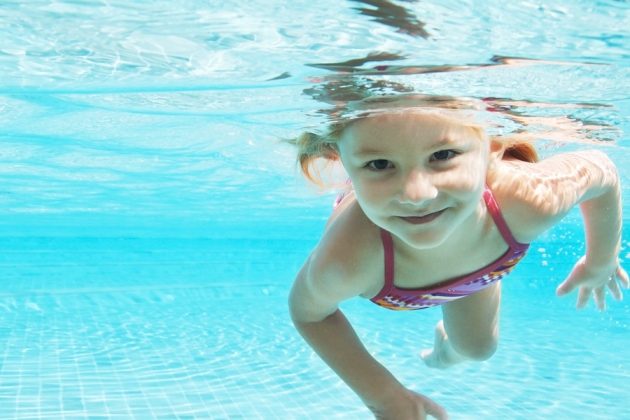 Как правильно обучить малыша плавать?