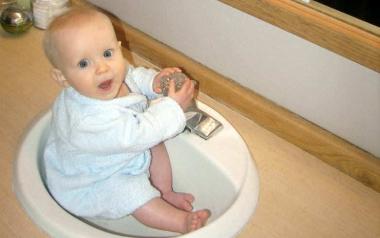 Почему вредно мыть детей каждый день?
