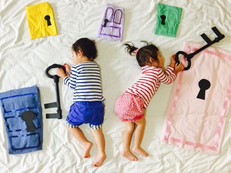 Японка фотографирует своих спящих детей в необычных образах