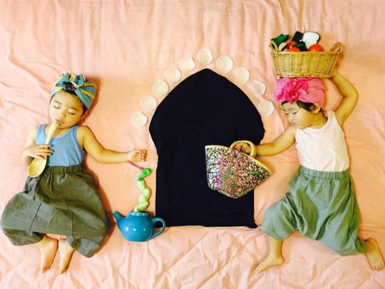 Японка фотографирует своих спящих детей в необычных образах