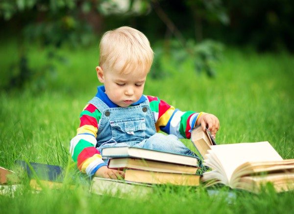 Как отучить детей рвать книги?