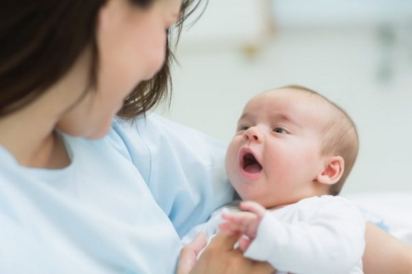Причины и способы избавления от икоты у новорожденных после кормления