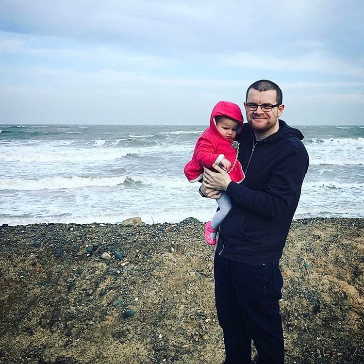 Отец из Ирландии создаёт фото дочки в «опасных» ситуациях