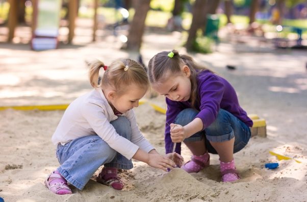 Как научить ребёнка правильно вести себя на детской площадке?