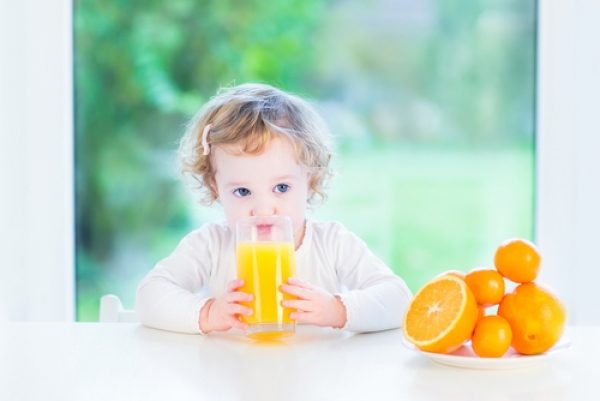 Педиатры рекомендуют не давать сок детям до года