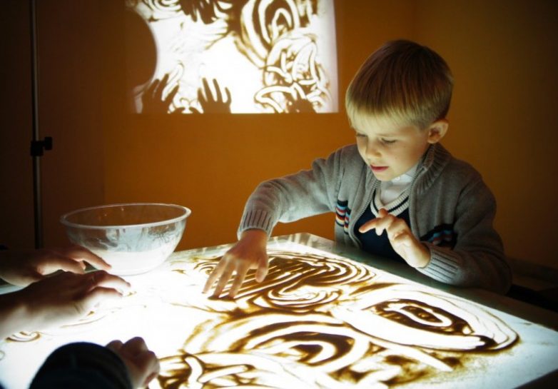 Почему рисование песком полезно для детей?
