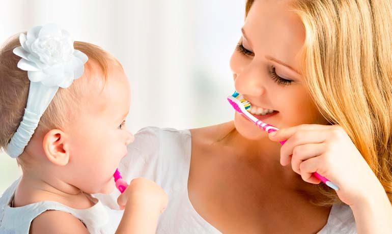 Когда и как нужно начинать чистить зубы ребенку?