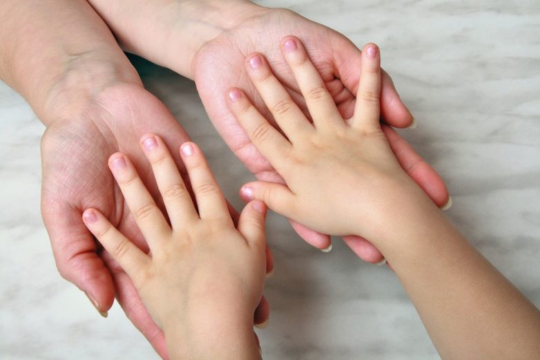Как определить ведущую руку ребенка