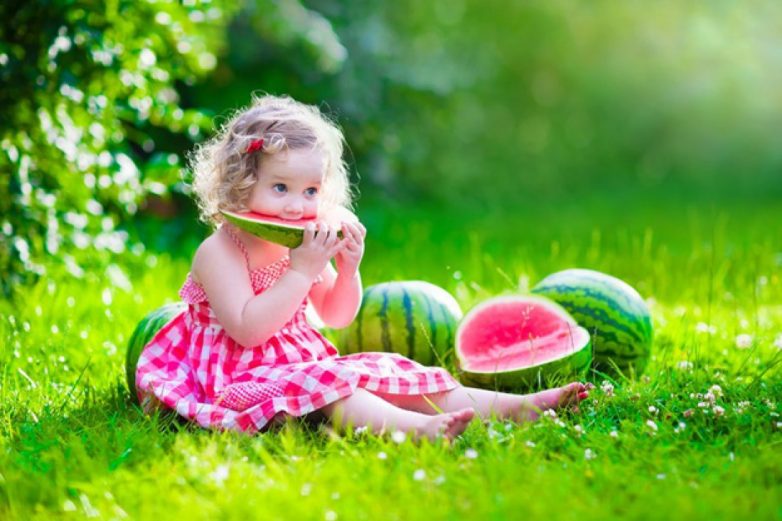 Можно ли давать маленьким детям сырые фрукты?
