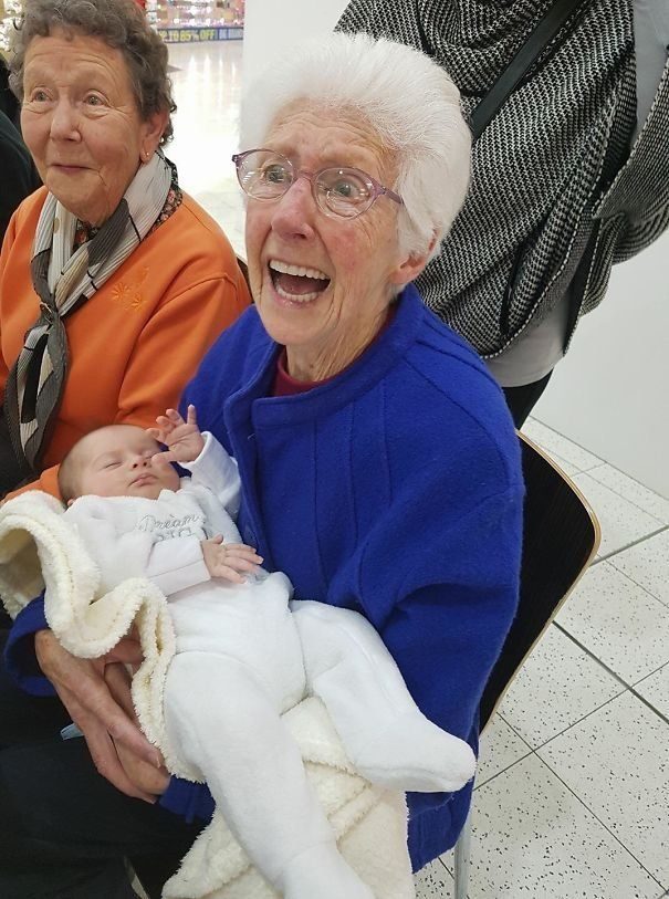 19 трогательных фотографий бабушек и дедушек, впервые увидевших своих внуков