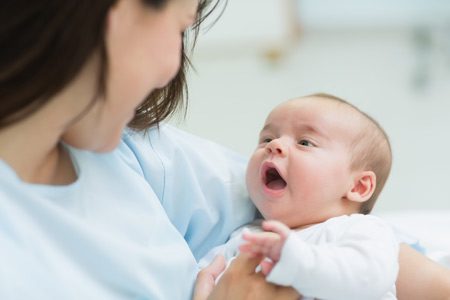 Почему так важно смотреть младенцам в глаза?