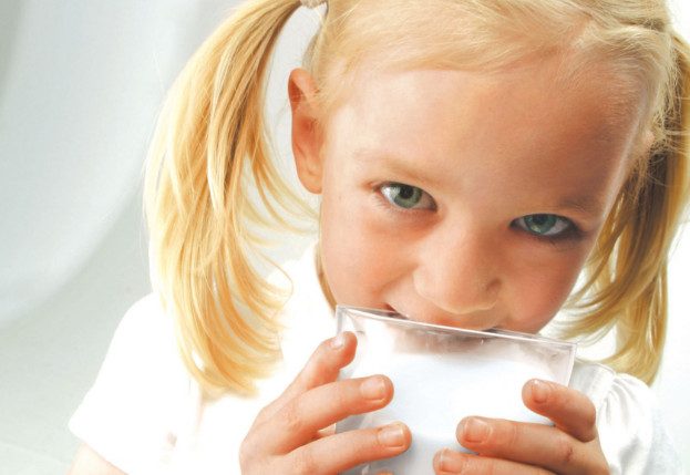 Почему детям старше трех лет полезно пить молоко?