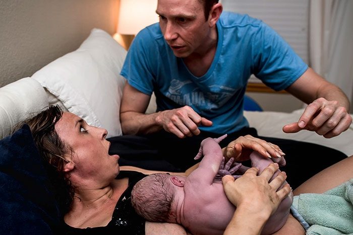 17 эмоциональных фото отцов, присутствовавших при рождении своего ребёнка