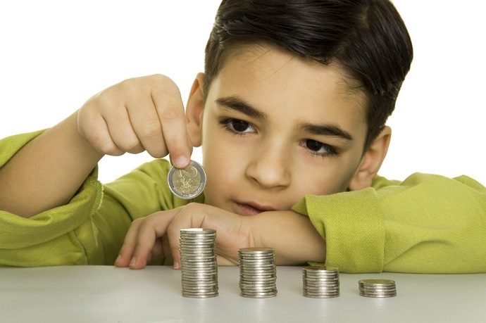 В каком возрасте пора начинать говорить с детьми о деньгах?