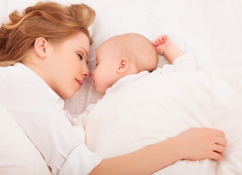 Надо ли тревожиться, если ребенок спит с полуоткрытым ртом или глазами?