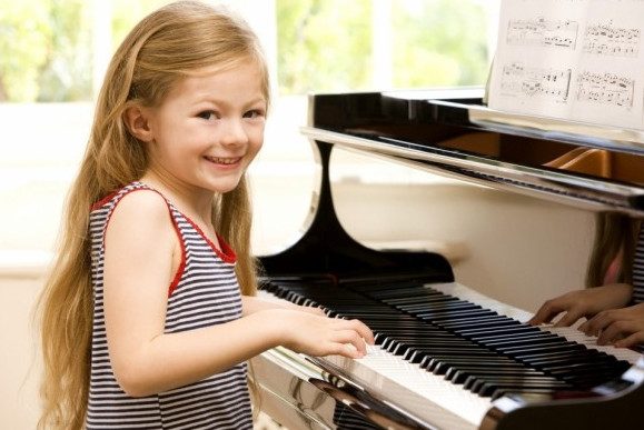 Игра на пианино улучшает языковые способности ребёнка!