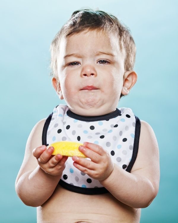 Первый лимон в жизни детей