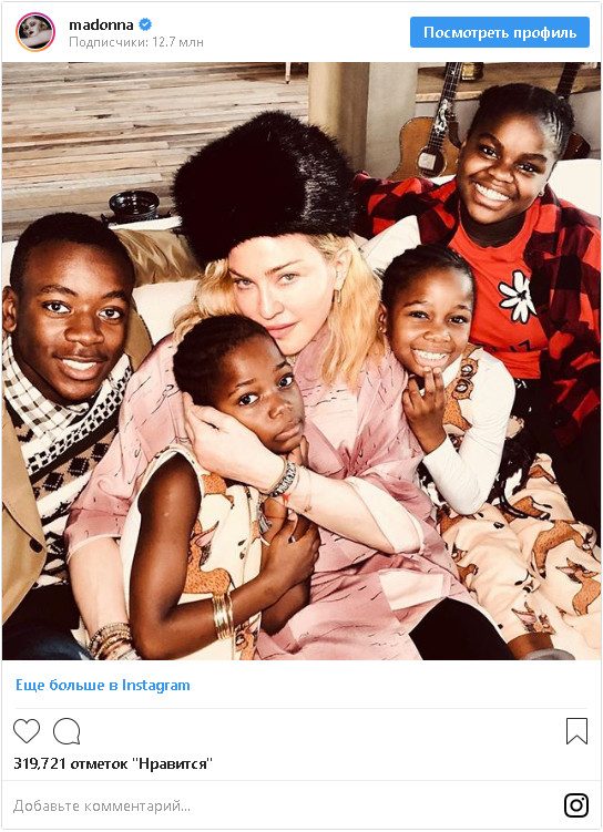 Мадонна выложила фото с приемными детьми