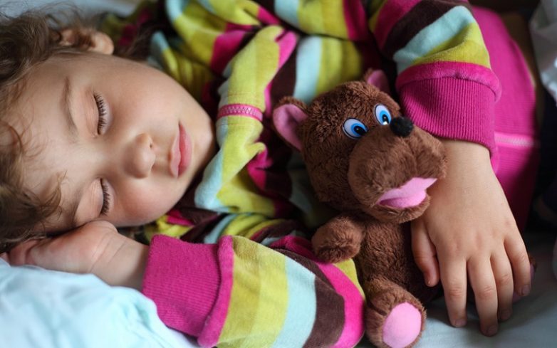 4 совета,которые помогут уложить ребенка спать в новогоднюю ночь