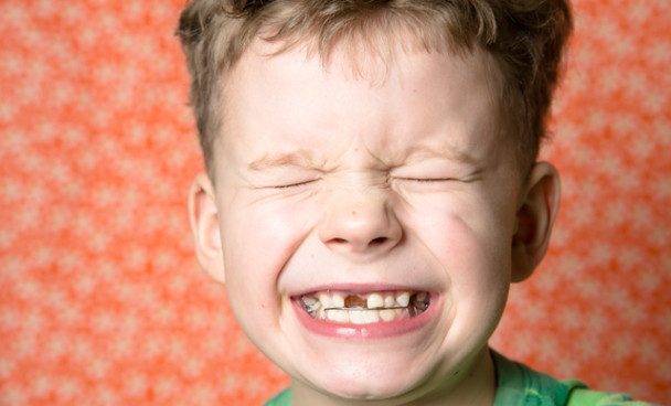 Излишек зубной пасты способствует развитию кариеса у детей!