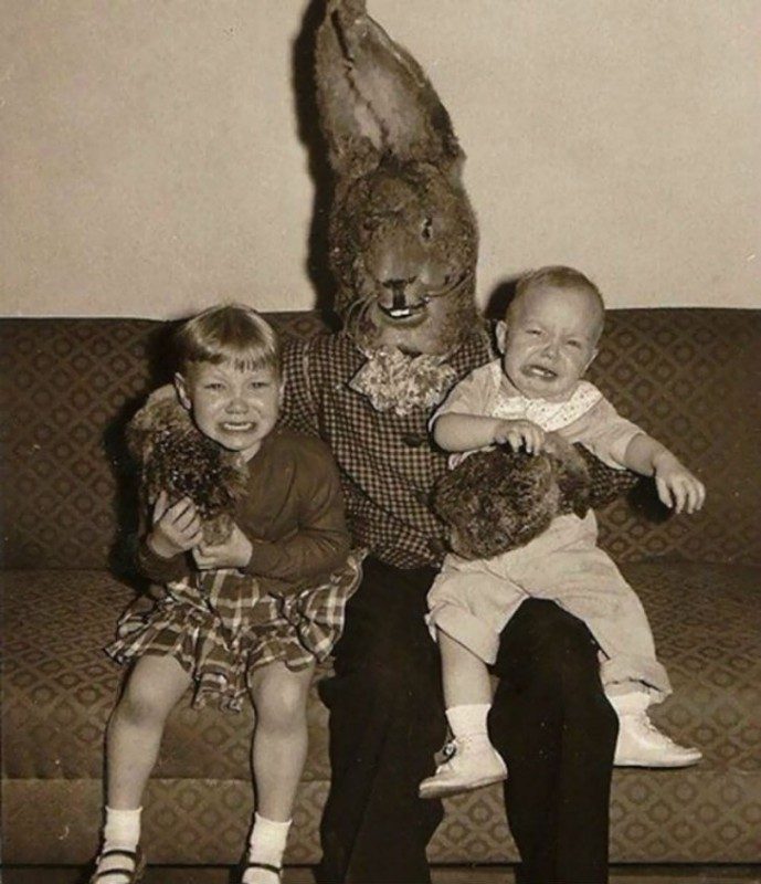 Жутковатые детские фотографии с пасхальными кроликами