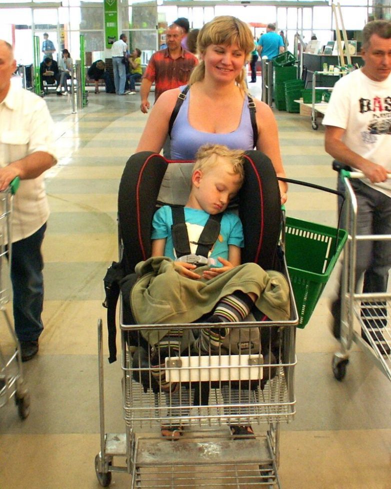 Родители и дети в магазине