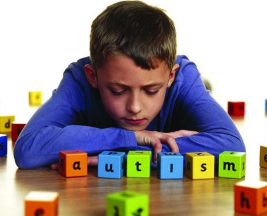 Как не пропустить «первые звоночки» аутизма у детей?