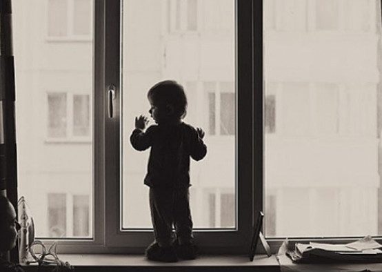 8 весенних правил безопасности: как уберечь детей от открытых окон?