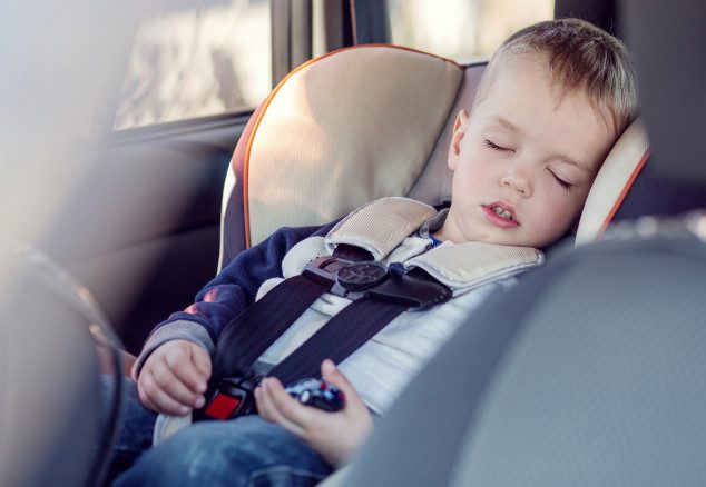Как уложить ребенка спать в поездке?