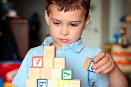 3 особенности поведения ребенка, которые могут указывать на аутизм