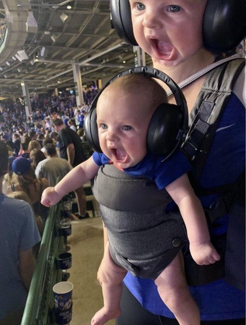 Малыш на бейсбольном матче стал героем фотожаб