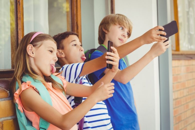 Плюсы и минусы наличия мобильных телефонов у детей в школе