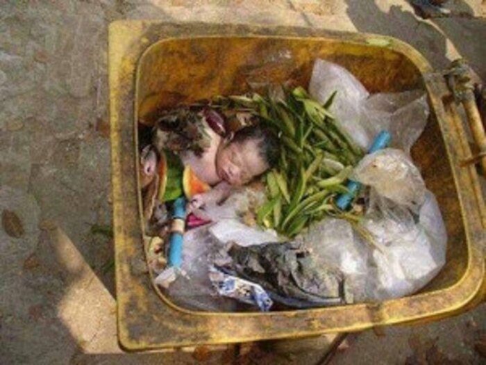 Бомж 8 лет воспитывает дочь, найденную в мусорке