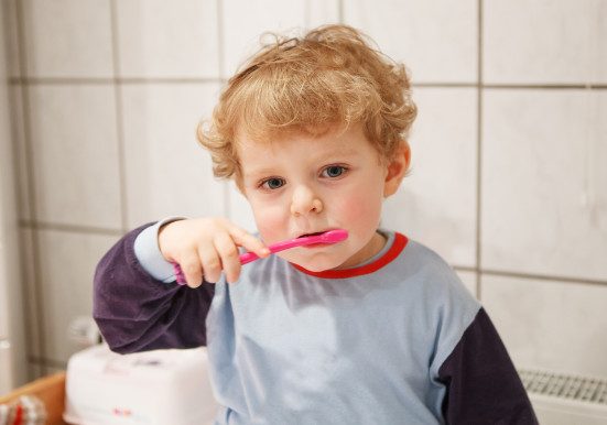 Как приучить ребенка регулярно чистить зубы?