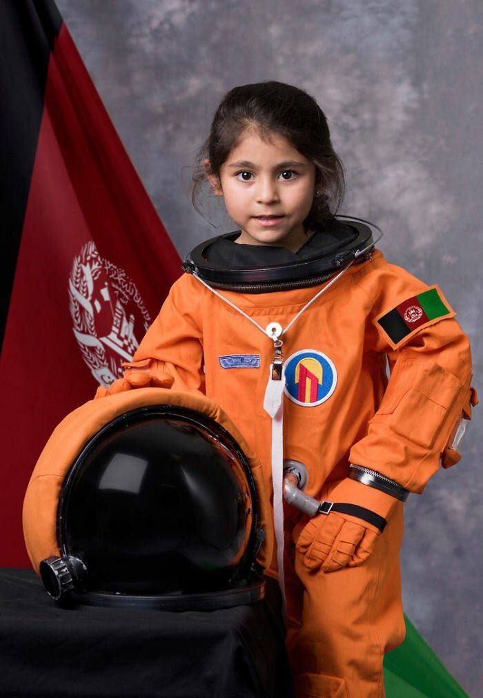 Дети из разных стран превратились в космонавтов