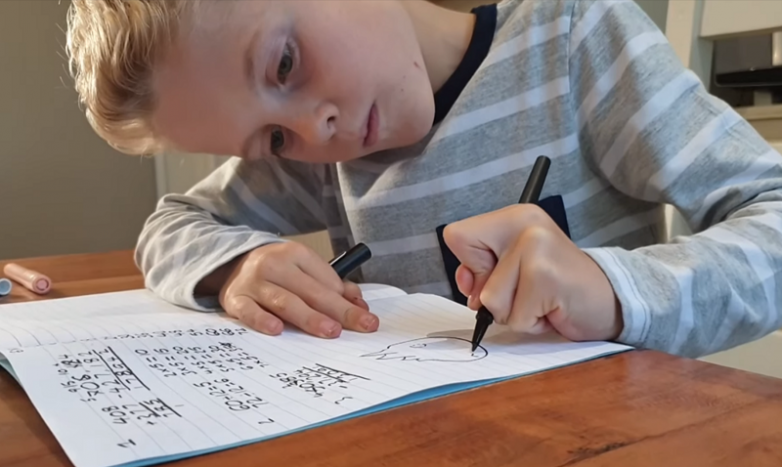 9-летнему мальчику запрещали рисовать в школе, но его талант оценили в ресторане