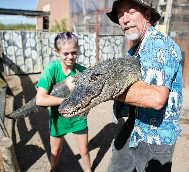 Смелая 13-летняя девочка ухаживает за рептилиями на крокодиловой ферме