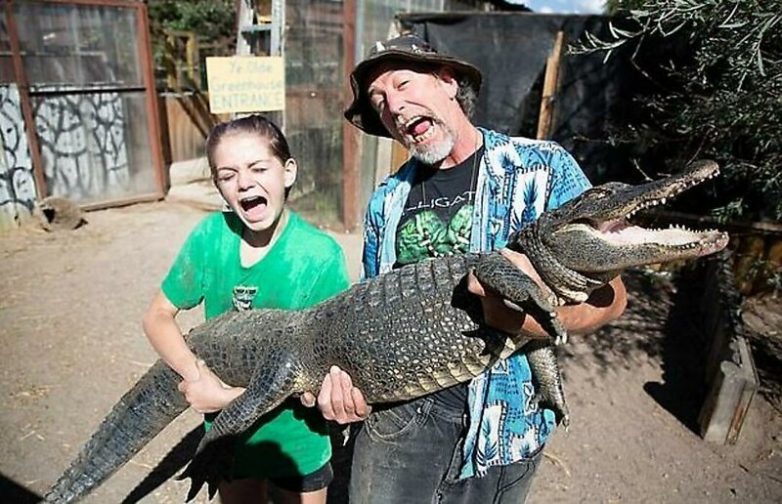 Смелая 13-летняя девочка ухаживает за рептилиями на крокодиловой ферме