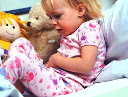 В каких случаях надо идти к гастроэнтерологу, если у ребенка болит живот?