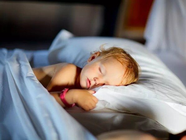 4 способа уложить ребенка спать в новогоднюю ночь
