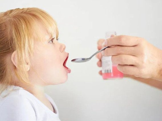 5 фатальных ошибок, которые совершают родители, давая лекарства ребёнку