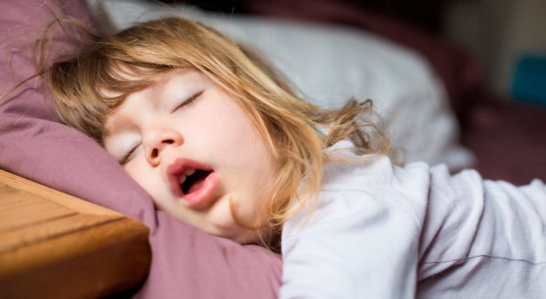 Сколько сна нужно ребёнку, и почему он столько не спит?