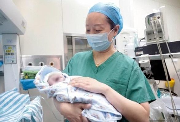 Китаянка родила близнецов с интервалом в 10 лет